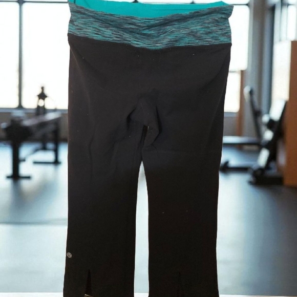 Black and Teal Cropped Leggings - Picture 1 of 3